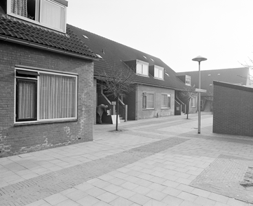 884755 Gezicht op de voorgevels van enkele nieuwbouwwoningen in de W.J. Bossenbroekstraat te Utrecht.